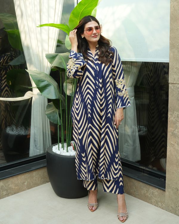 Embrace the charm of the season with IZEL, a signature piece from our 𝗪𝗶𝗻𝘁𝗲𝗿 𝗖𝗼𝗹𝗹𝗲𝗰𝘁𝗶𝗼𝗻