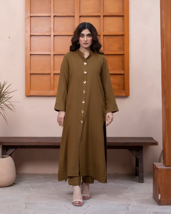 Nude perfection meets winter chic. Gold Mattel buttons shine subtly against the soft hue, while the straight trousers and open shirt create a flowy, graceful silhouette that’s made for every occasion.